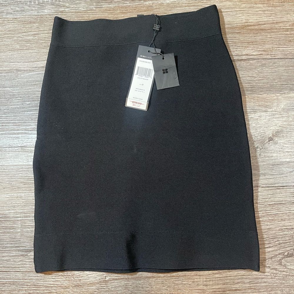 NWT BCBG Maxazria black rayon/nylon stretch skirt small